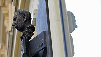 Tschechien, Prag: In Prag erinnert auf der Einkaufsmeile Na Prikope (Am Graben) eine Büste an den Schriftsteller Rainer Maria Rilke (1875-1926) - an dem Gebäude, in dem er die Volksschule besuchte.