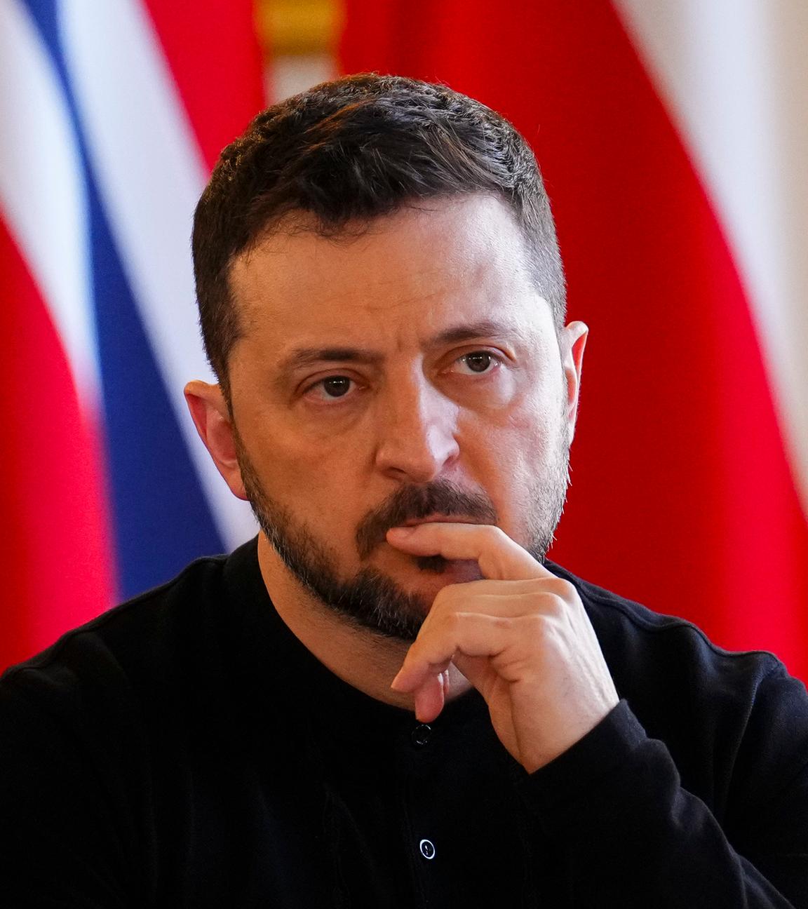 02.03.2025, Großbritannien, London: Der ukrainische Präsident Wolodymyr Selenskyj nimmt an einer Plenarsitzung während des Gipfels "Securing our Future" über die Ukraine und die europäische Sicherheit im Lancaster House in London teil