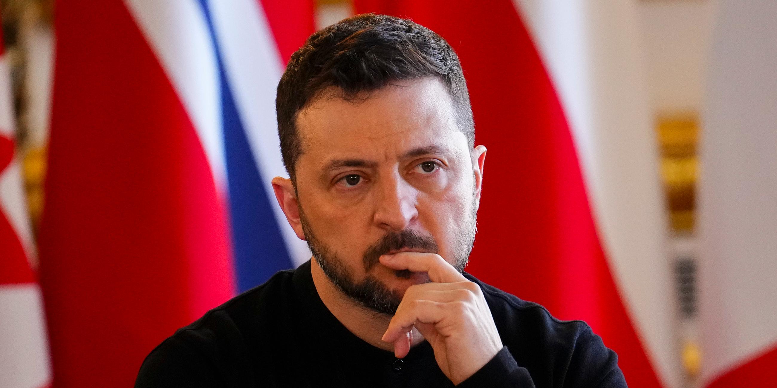 02.03.2025, Großbritannien, London: Der ukrainische Präsident Wolodymyr Selenskyj nimmt an einer Plenarsitzung während des Gipfels "Securing our Future" über die Ukraine und die europäische Sicherheit im Lancaster House in London teil
