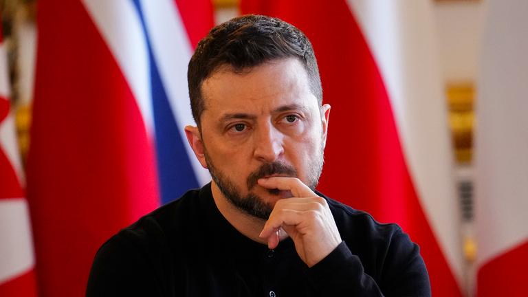 02.03.2025, Großbritannien, London: Der ukrainische Präsident Wolodymyr Selenskyj nimmt an einer Plenarsitzung während des Gipfels "Securing our Future" über die Ukraine und die europäische Sicherheit im Lancaster House in London teil