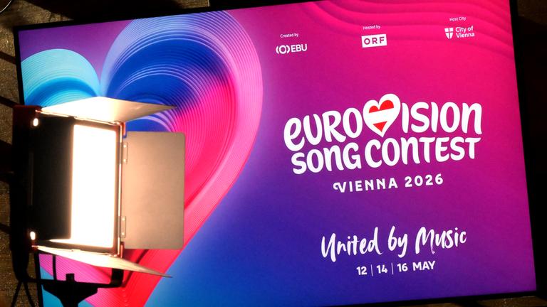 Fernseher mit Logo "ESC Vienna 2026"