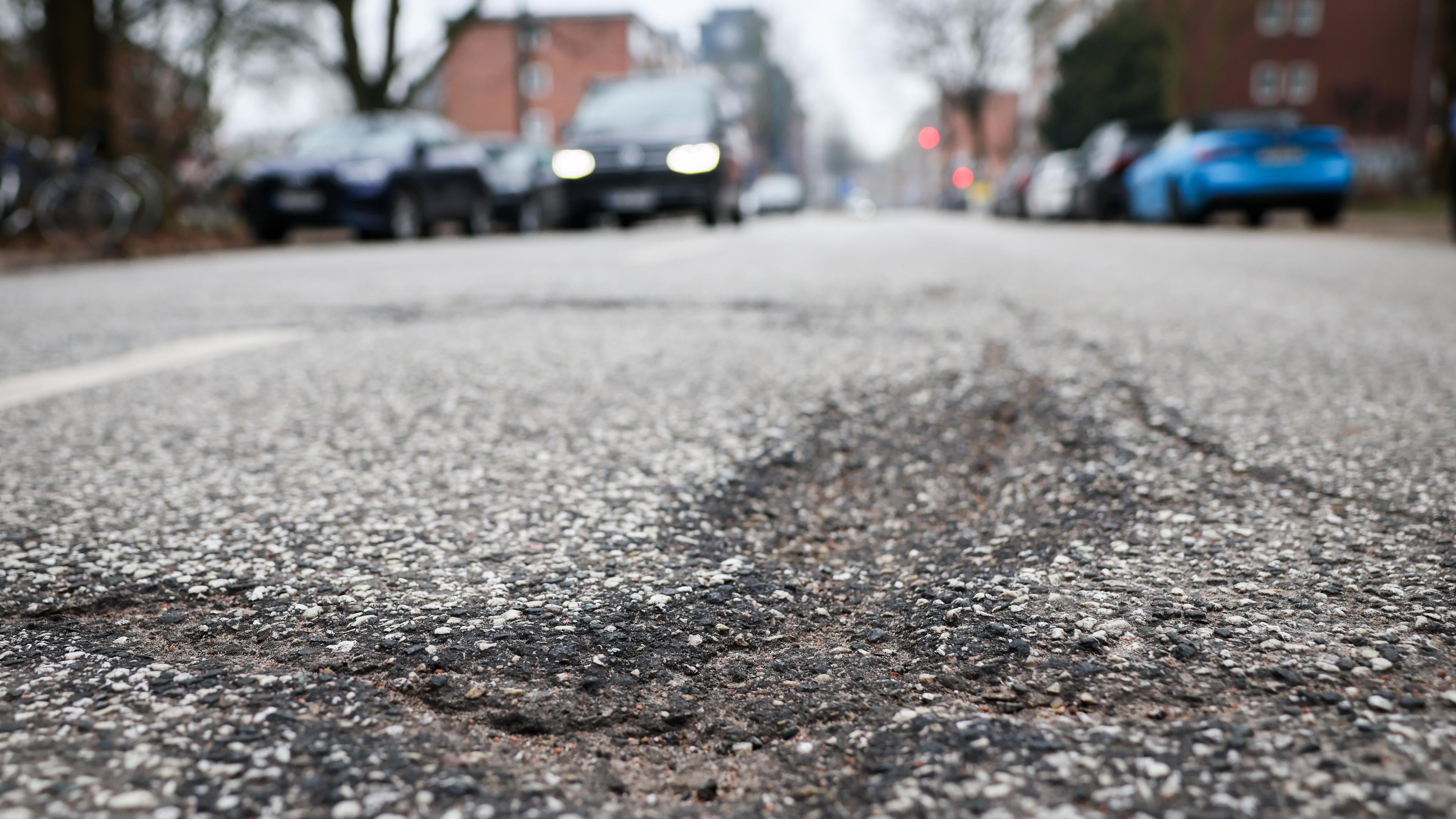 Hamburg: Schlaglöcher und Fahrbahnschäden auf einer Seitenstraße in Hamburg-Eimsbüttel