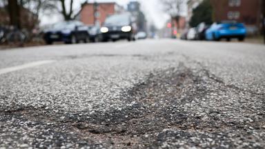 Hamburg: Schlaglöcher und Fahrbahnschäden auf einer Seitenstraße in Hamburg-Eimsbüttel