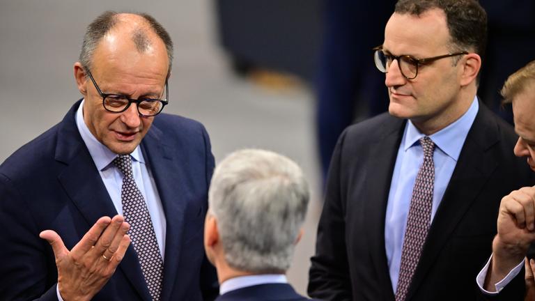 Berlin: Bundeskanzler Friedrich Merz (CDU, l-r), Steffen Bilger (CDU), Bundestagsabgeordneter, und Jens Spahn (CDU), CDU/CSUFraktionsvorsitzender im Bundestag, sprechen am Rande der Sitzung des Bundestags. Thema ist die Rentenreform.