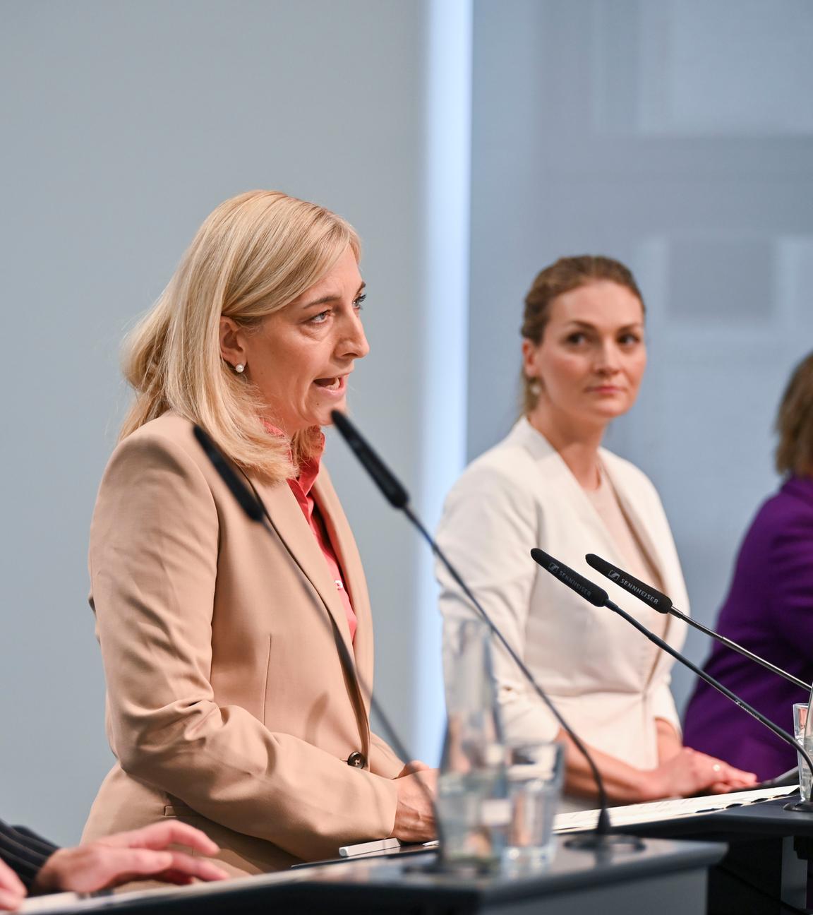 Bundesministerin für Gesundheit, spricht bei einer gemeinsamen Pressekonferenz nach der konstituierenden Sitzung einer Bund-Länder-Arbeitsgruppe für eine Reform der Pflegeversicherung in Berlin am 07.07.2025