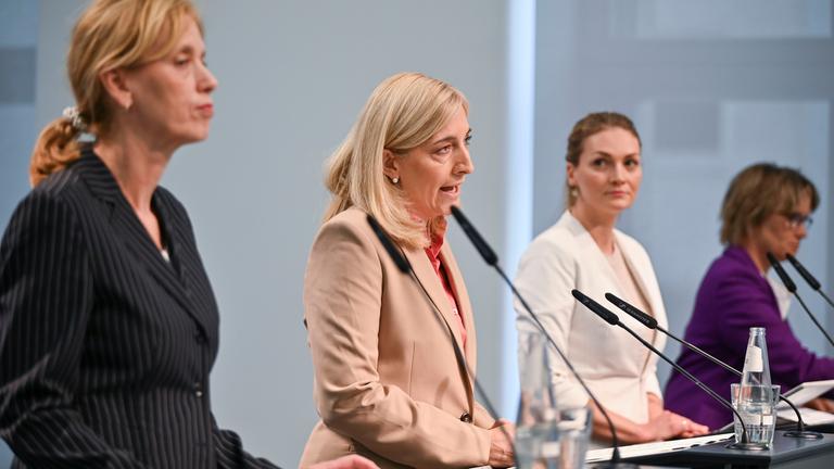 Bundesministerin für Gesundheit, spricht bei einer gemeinsamen Pressekonferenz nach der konstituierenden Sitzung einer Bund-Länder-Arbeitsgruppe für eine Reform der Pflegeversicherung in Berlin am 07.07.2025