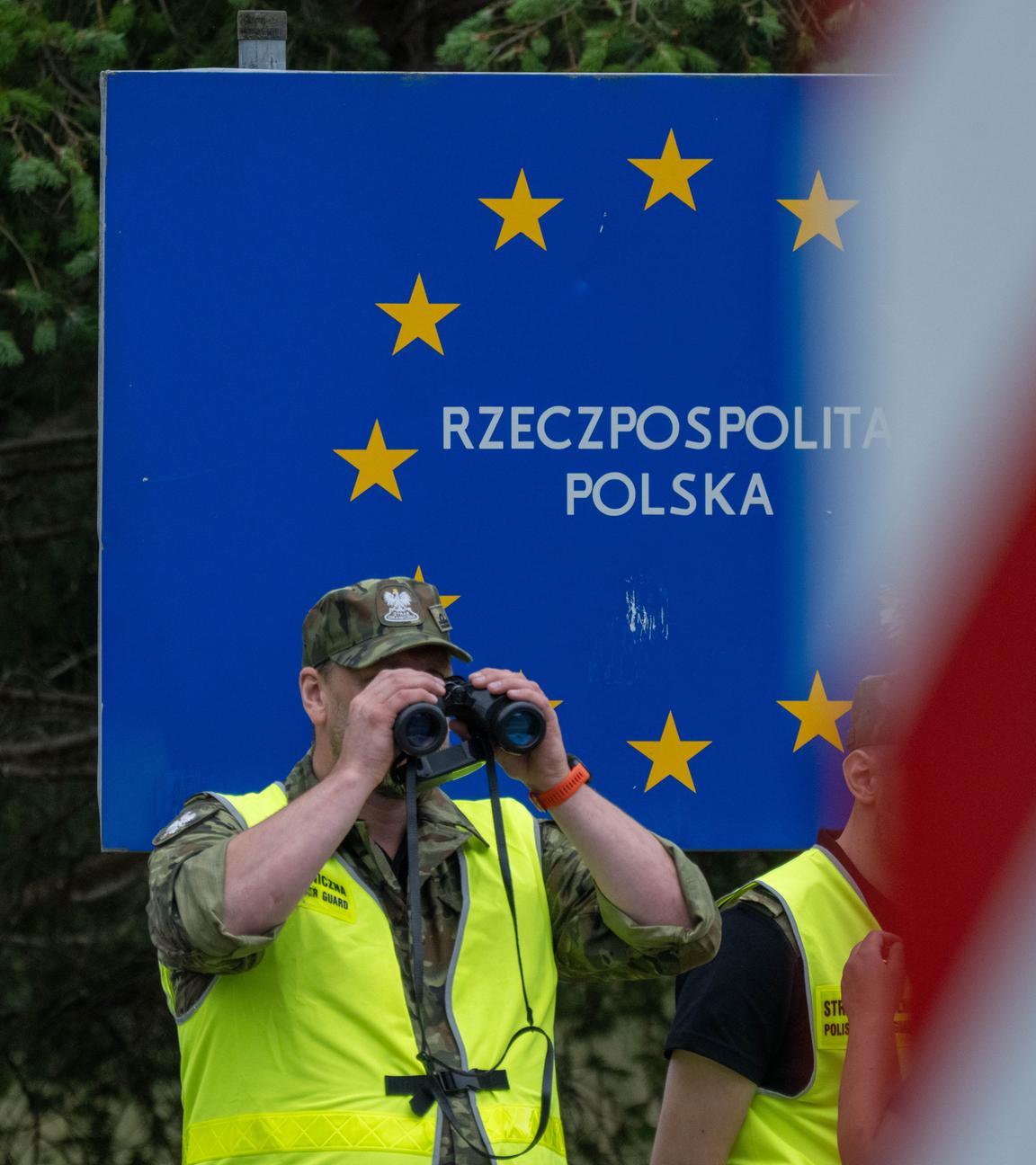 Polnische Grenzschützer stehen auf der polnischen Seite am Grenzübergang Ahlbeck und warten auf Reisende in Ahlbeck am 07.07.2025