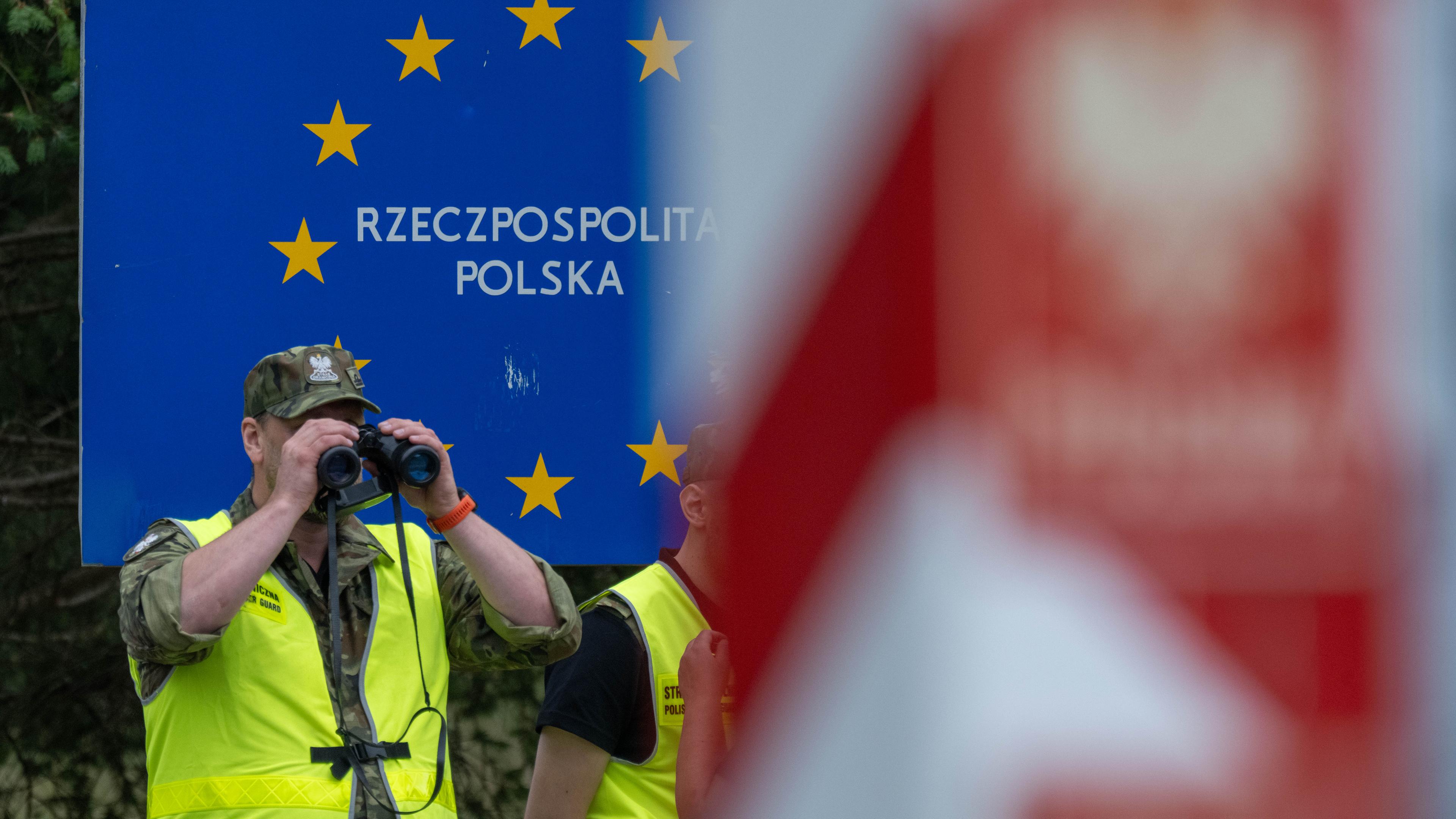 Polnische Grenzschützer stehen auf der polnischen Seite am Grenzübergang Ahlbeck und warten auf Reisende in Ahlbeck am 07.07.2025