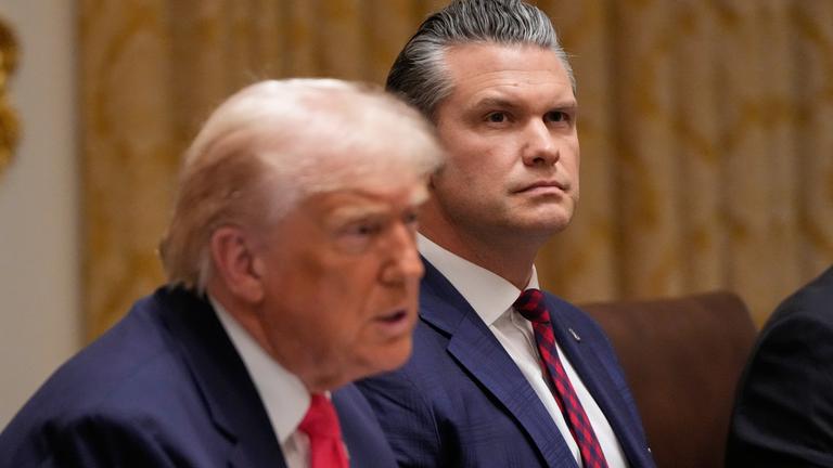  US-Präsident Donald Trump (l) spricht während einer Kabinettssitzung im Weißen Haus neben US-Verteidigungsminister Pete Hegseth.