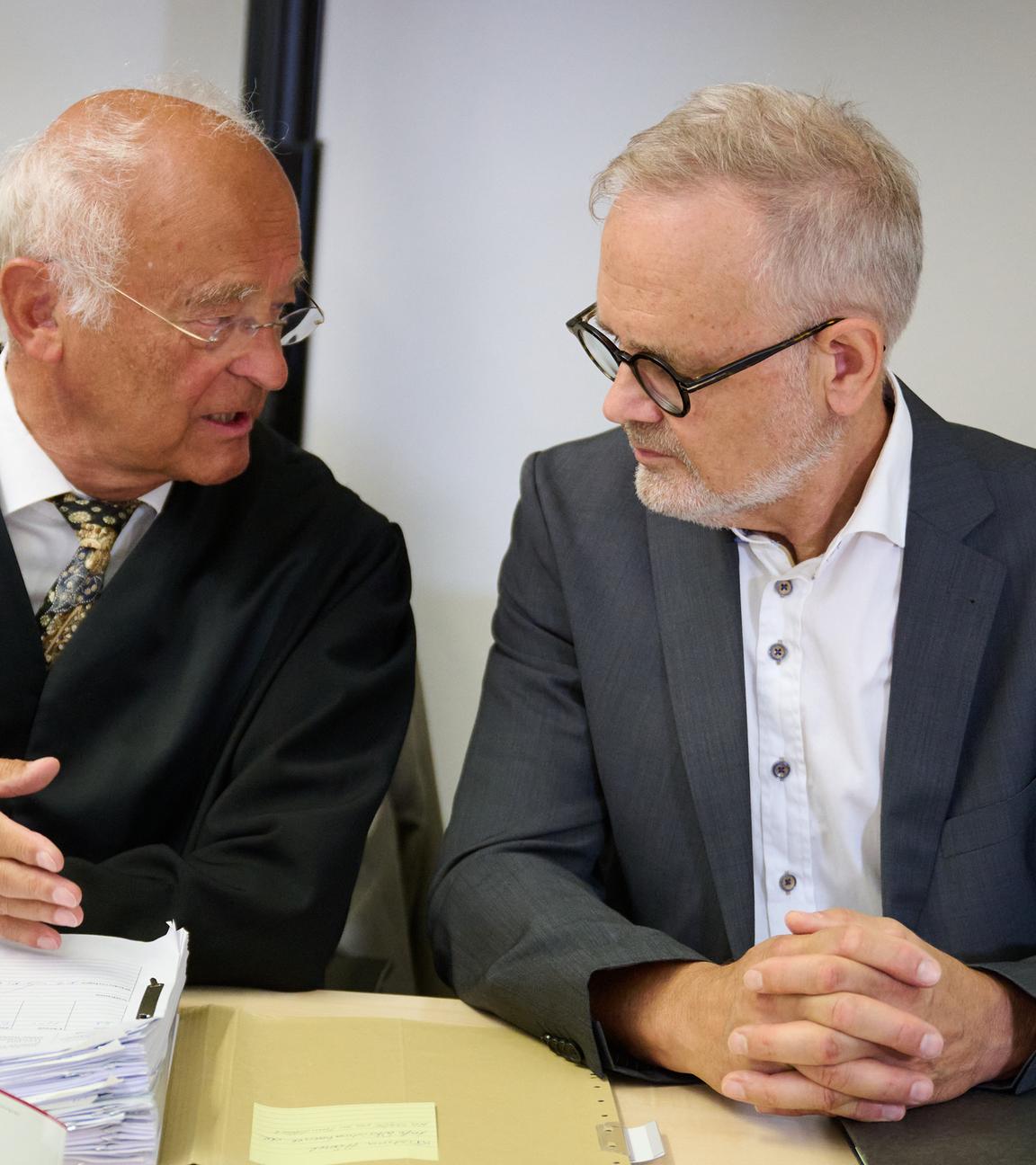 Der Gynäkloge Joachim Volz (r) sitzt mit seinem Anwalt Till Müller-Heidelberg im Verhandlungssaal des Amtsgerichts Lippstadt, Aussenstelle des Arbeitssgerichts Hamm
