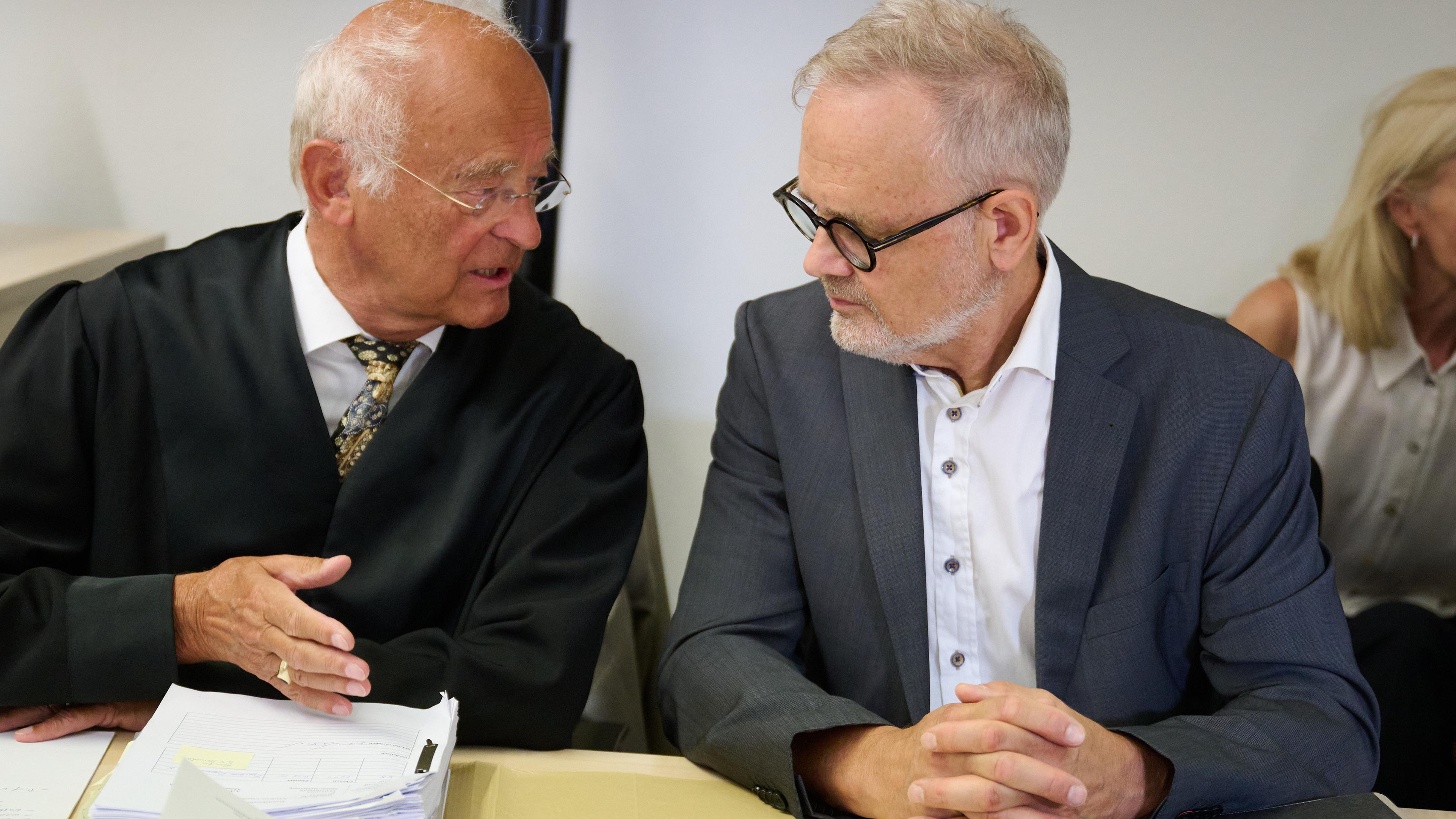 Der Gynäkloge Joachim Volz (r) sitzt mit seinem Anwalt Till Müller-Heidelberg im Verhandlungssaal des Amtsgerichts Lippstadt, Aussenstelle des Arbeitssgerichts Hamm