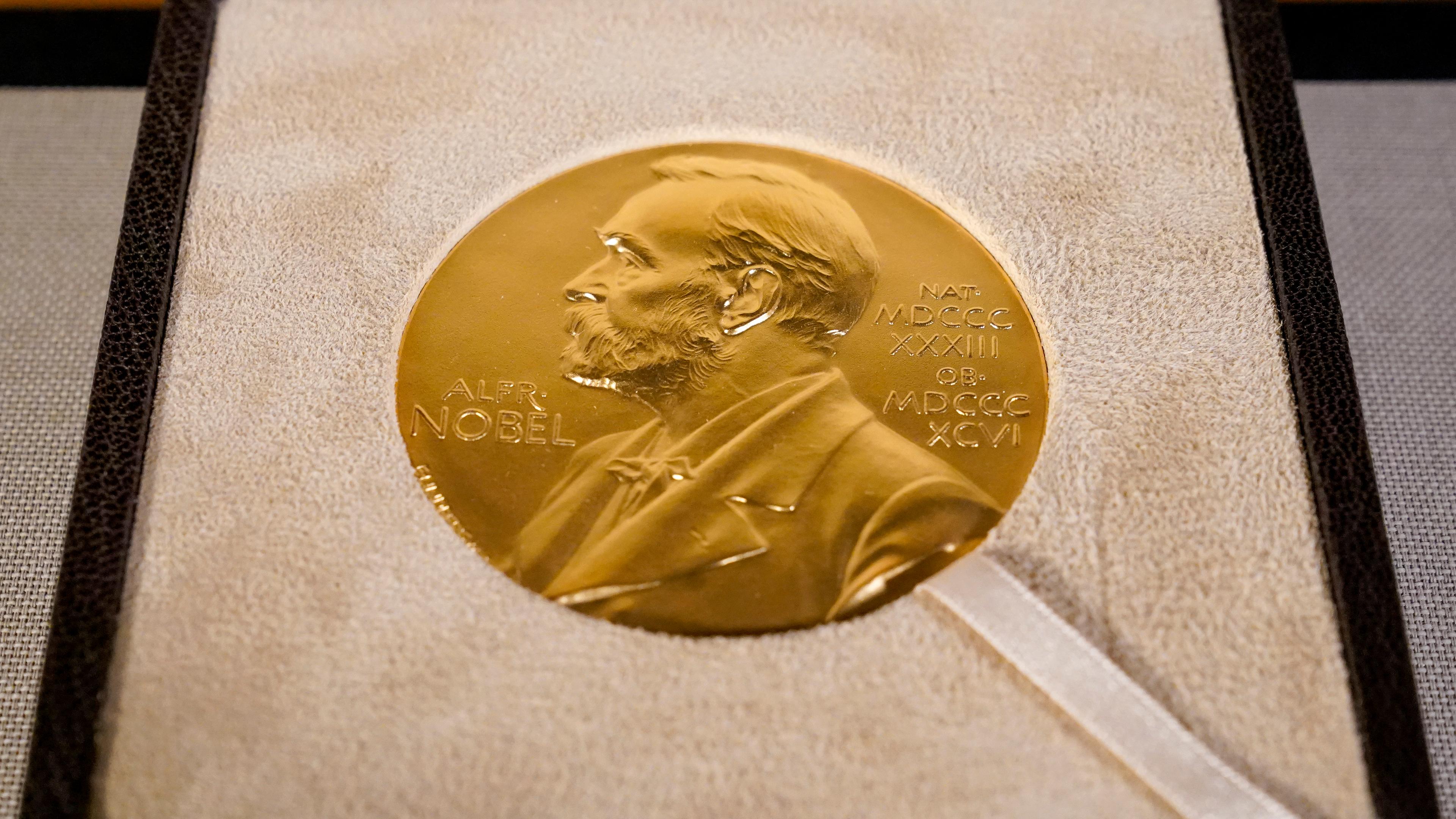 ARCHIV - 08.12.2020, USA, New York: Die Medaille, die dem Nobelpreisträger für Medizin, Rice, überreicht wurde, wird während einer Zeremonie in New York ausgestellt.
