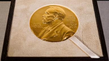 ARCHIV - 08.12.2020, USA, New York: Die Medaille, die dem Nobelpreisträger für Medizin, Rice, überreicht wurde, wird während einer Zeremonie in New York ausgestellt.