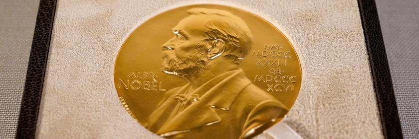 ARCHIV - 08.12.2020, USA, New York: Die Medaille, die dem Nobelpreisträger für Medizin, Rice, überreicht wurde, wird während einer Zeremonie in New York ausgestellt.