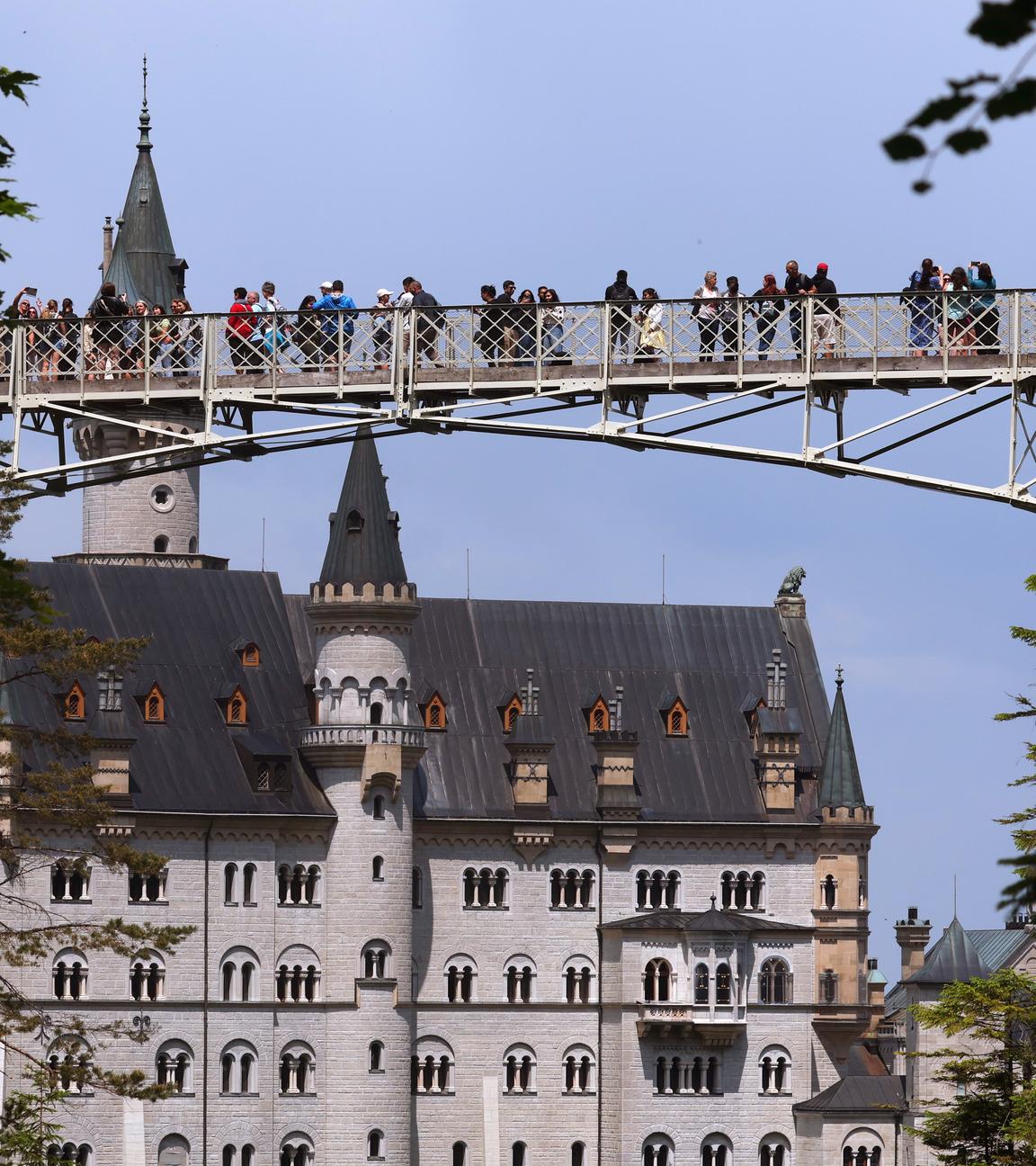 Touristen bei Schloss Neuschwanstein