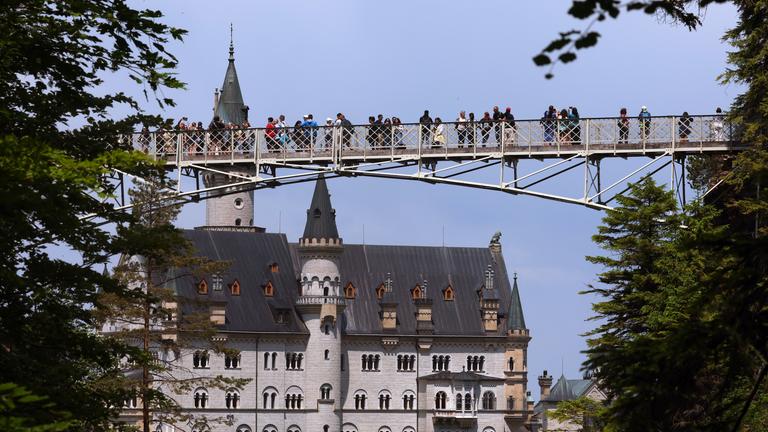 Touristen bei Schloss Neuschwanstein