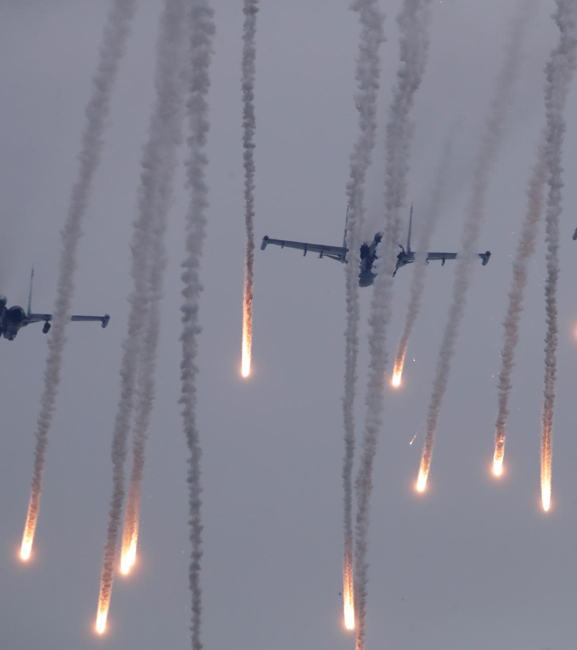 Kampfflugzeuge haben bei dem umstrittenen russisch-belarussischen Manöver "Sapad" (West) IR-Täuschkörper gegen Lenkwaffen mit Infrarotsuchkopf ausgestoßen. Das britische Verteidigungsministerium hält es für sehr wahrscheinlich, dass Russland eine für September geplante Militärübung abgesagt hat.