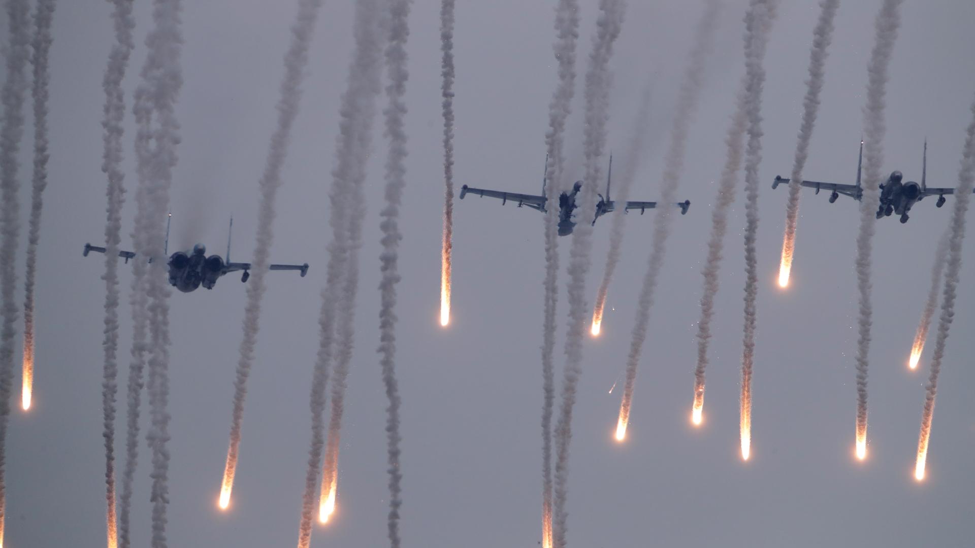 Kampfflugzeuge haben bei dem umstrittenen russisch-belarussischen Manöver "Sapad" (West) IR-Täuschkörper gegen Lenkwaffen mit Infrarotsuchkopf ausgestoßen. Das britische Verteidigungsministerium hält es für sehr wahrscheinlich, dass Russland eine für September geplante Militärübung abgesagt hat.