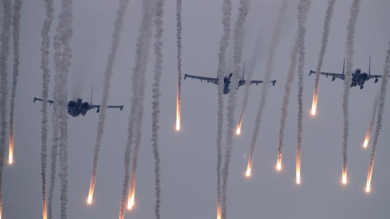 Kampfflugzeuge haben bei dem umstrittenen russisch-belarussischen Manöver "Sapad" (West) IR-Täuschkörper gegen Lenkwaffen mit Infrarotsuchkopf ausgestoßen. Das britische Verteidigungsministerium hält es für sehr wahrscheinlich, dass Russland eine für September geplante Militärübung abgesagt hat.