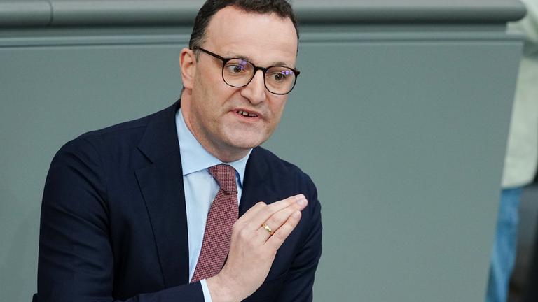 ARCHIV - 14.05.2025, Berlin: Jens Spahn, Fraktionsvorsitzender der CDU, spricht nach der Regierungserklärung des Bundeskanzlers im Plenum des Bundestags.