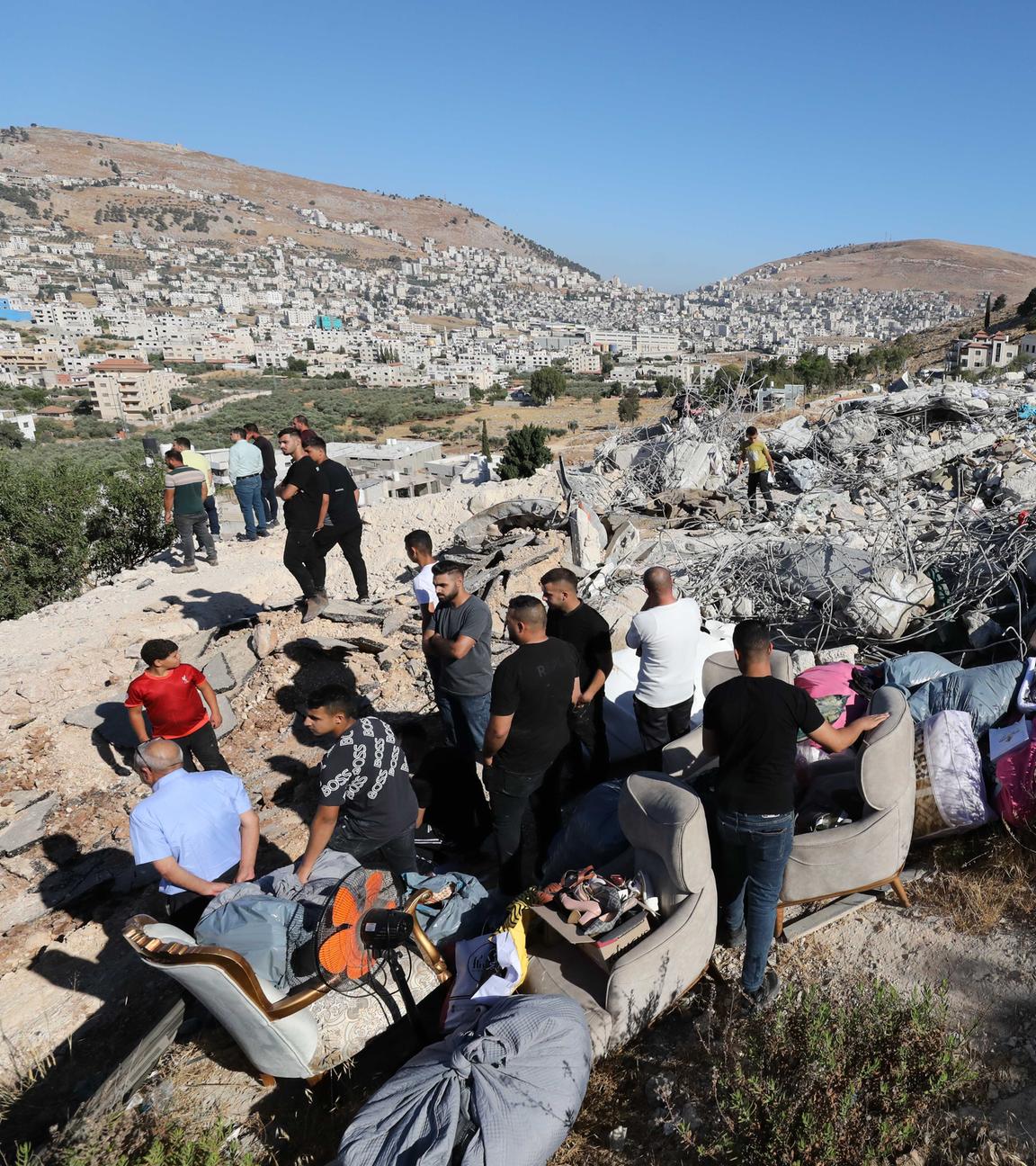 Palästinensische Gebiete, Rujeib: Palästinenser begutachten die Trümmer eines von einem israelischen Bagger zerstörten Hauses in der Stadt Rujeib, östlich der Stadt Nablus