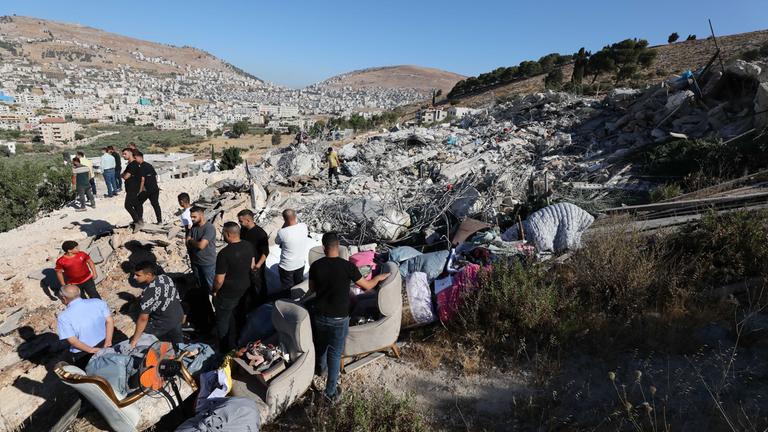 Palästinensische Gebiete, Rujeib: Palästinenser begutachten die Trümmer eines von einem israelischen Bagger zerstörten Hauses in der Stadt Rujeib, östlich der Stadt Nablus