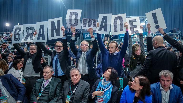 Aktivisten halten die Buchstaben für Brandmauer! hoch während der Rede des Parteivorsitzenden beim 37. Bundesparteitag der CDU. Die CDU will bei dem Parteitag ein «Sofortprogramm» beschließen, das direkt nach einer Regierungsbildung umgesetzt werden soll.