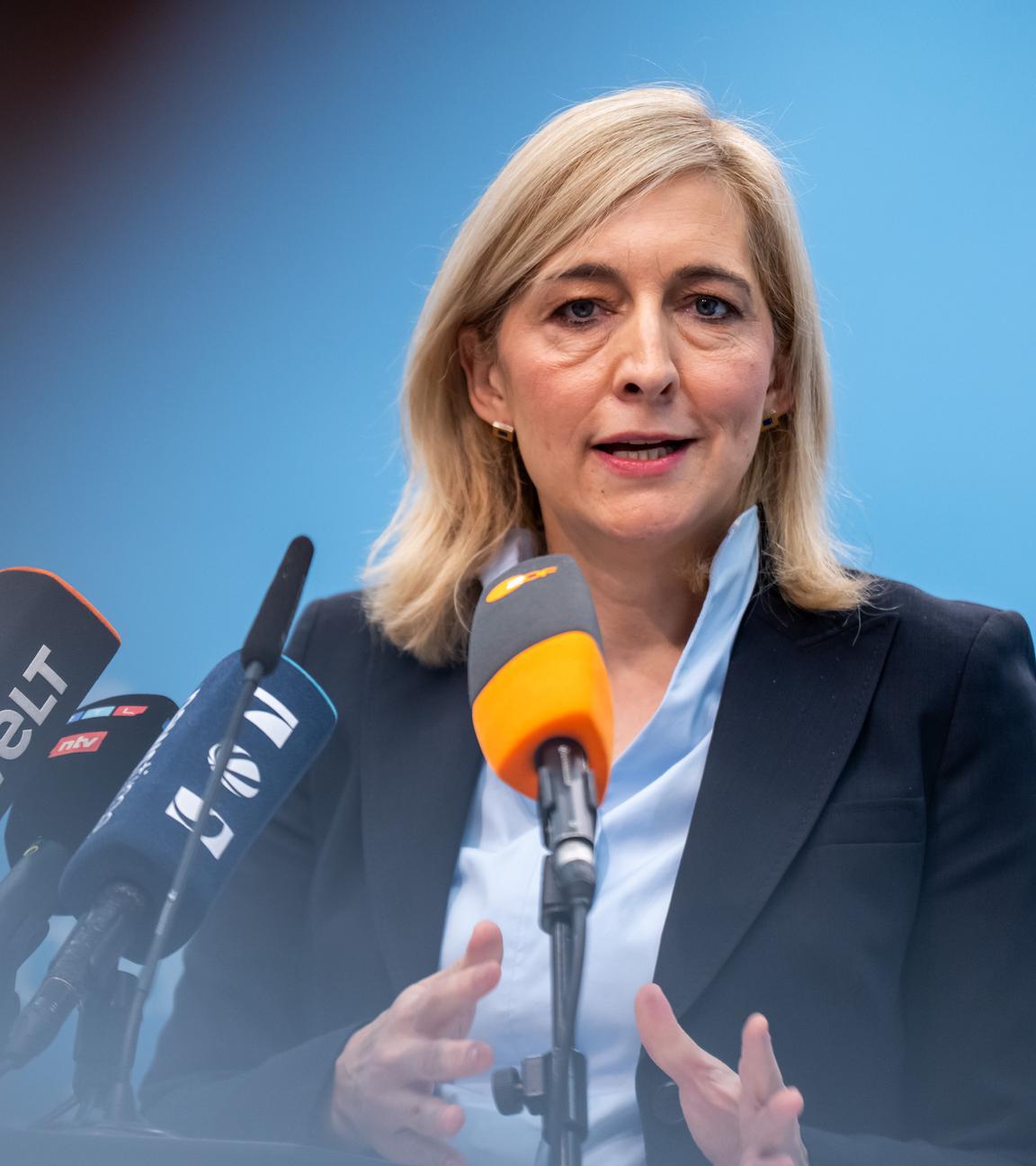 15.10.2025, Berlin: Nina Warken (CDU), Bundesministerin für Gesundheit, spricht bei einer Pressekonferenz zum geplanten Sparpaket gegen höhere Kassenbeiträge. Die Koalition will erneute Anhebungen zum 1. Januar 2026 abwenden.