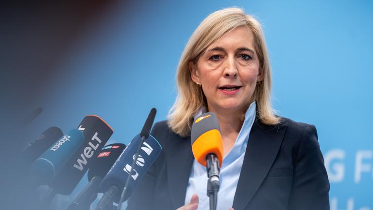 15.10.2025, Berlin: Nina Warken (CDU), Bundesministerin für Gesundheit, spricht bei einer Pressekonferenz zum geplanten Sparpaket gegen höhere Kassenbeiträge. Die Koalition will erneute Anhebungen zum 1. Januar 2026 abwenden.