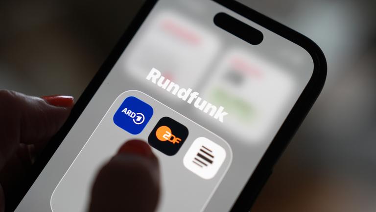 Auf dem Bildschirm eines Smartphones sind die App-Icons von ARD, ZDF und Deutschlandfunk im Ordner «Rundfunk» zu sehen