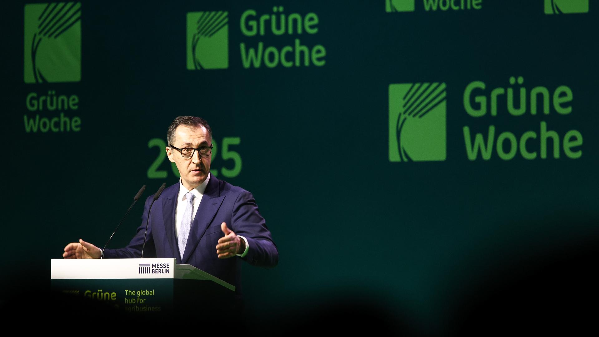 Cem Özdemir (Bündnis 90/Die Grünen), Bundesminister für Ernährung und Landwirtschaft und Bundesminister für Bildung und Forschung, spricht auf der Eröffnungsfeier der Grünen Woche auf dem Berliner Messegelände.