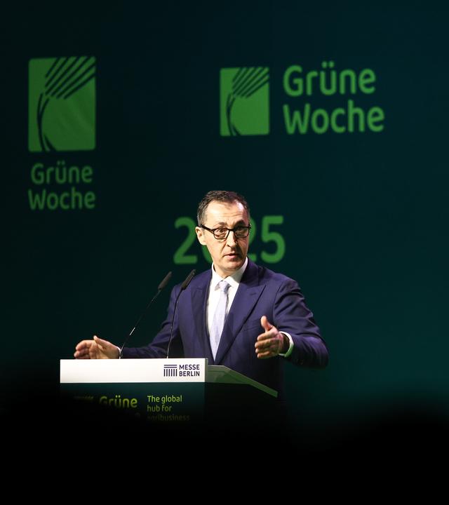 Cem Özdemir (Bündnis 90/Die Grünen), Bundesminister für Ernährung und Landwirtschaft und Bundesminister für Bildung und Forschung, spricht auf der Eröffnungsfeier der Grünen Woche auf dem Berliner Messegelände.