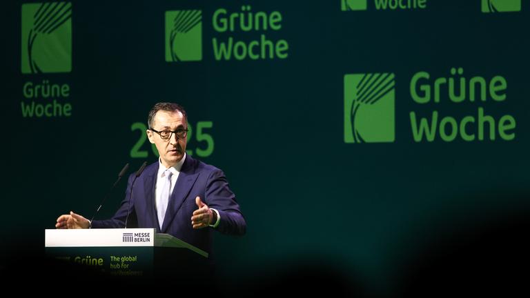 Cem Özdemir (Bündnis 90/Die Grünen), Bundesminister für Ernährung und Landwirtschaft und Bundesminister für Bildung und Forschung, spricht auf der Eröffnungsfeier der Grünen Woche auf dem Berliner Messegelände.