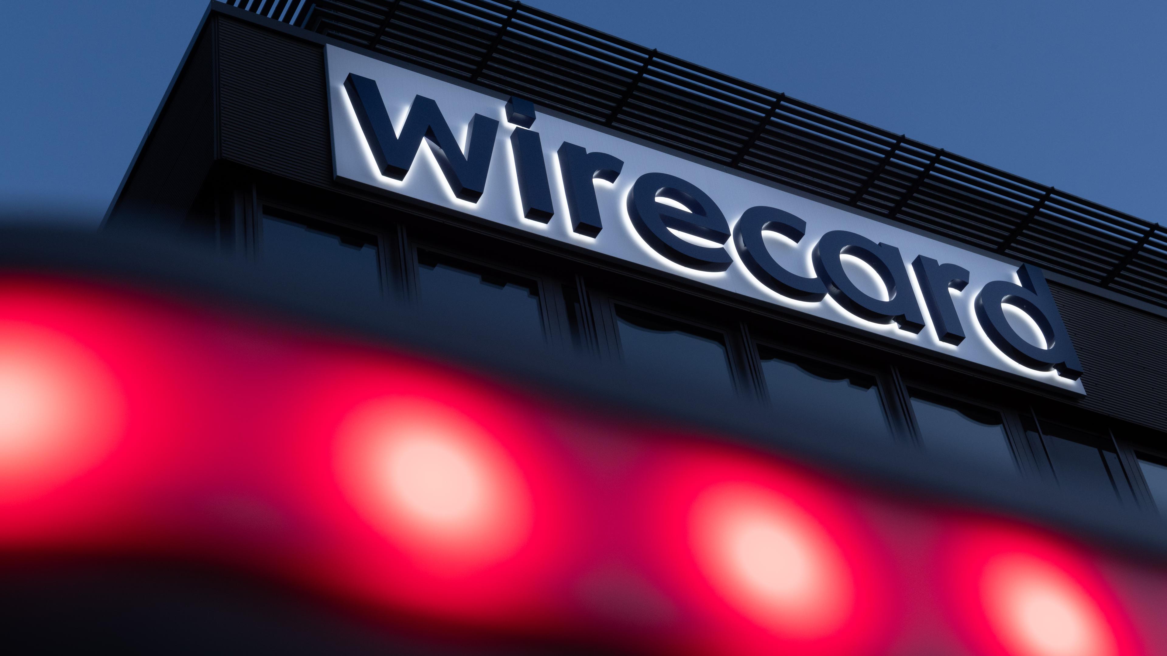 0.07.2020, Bayern, Aschheim: Rote Lichter leuchten vor dem Schriftzug von Wirecard an der ehemaligen Firmenzentrale des Zahlungsdienstleisters. (zu dpa: «Nach Wirecard-Insolvenz: BGH prüft Ansprüche von Aktionären»)