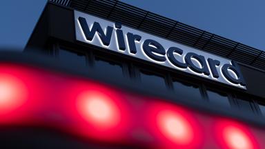 0.07.2020, Bayern, Aschheim: Rote Lichter leuchten vor dem Schriftzug von Wirecard an der ehemaligen Firmenzentrale des Zahlungsdienstleisters. (zu dpa: «Nach Wirecard-Insolvenz: BGH prüft Ansprüche von Aktionären»)