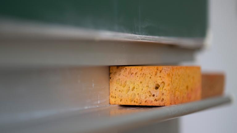 Schwamm und Tafel in einer Schule