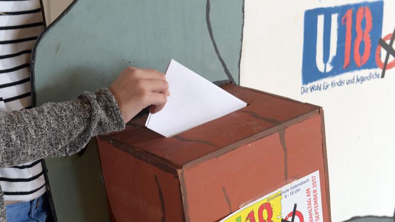 Angelina gibt bei der Jugendwahl U18 ihre Stimme ab.