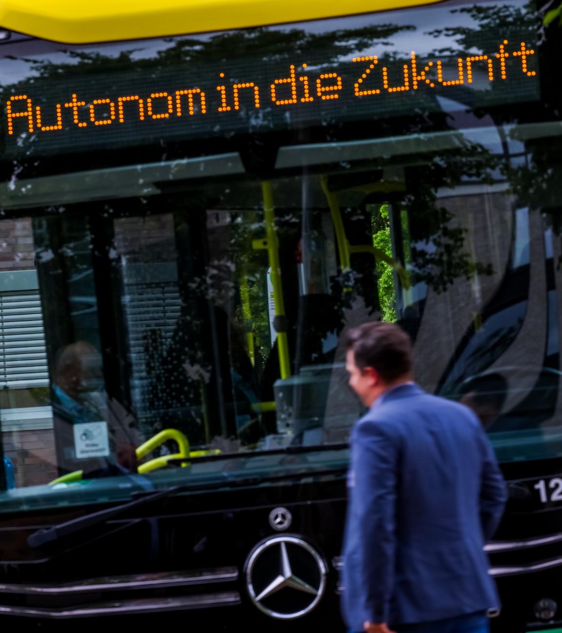 Auf der Zielanzeige eines Linienbusses des Nahverkehrsbetriebs im Landkreises Ludwigslust-Parchim wird der Schriftzug «Autonom in die Zukunft» angezeigt. Mit einem Auftaktworkshop wird das «Kompetenzzentrum autonomes Fahren im ländlichen Raum» gestartet. Ziel ist der Einsatz von fahrerlosen Fahrzeugen als Rufbus für einen flexiblen öffentlichen Nahverkehr in ländlichen Gebieten. (zu dpa: «Fahrerlos durch die Stadt: Autonomes Fahren im ÖPNV