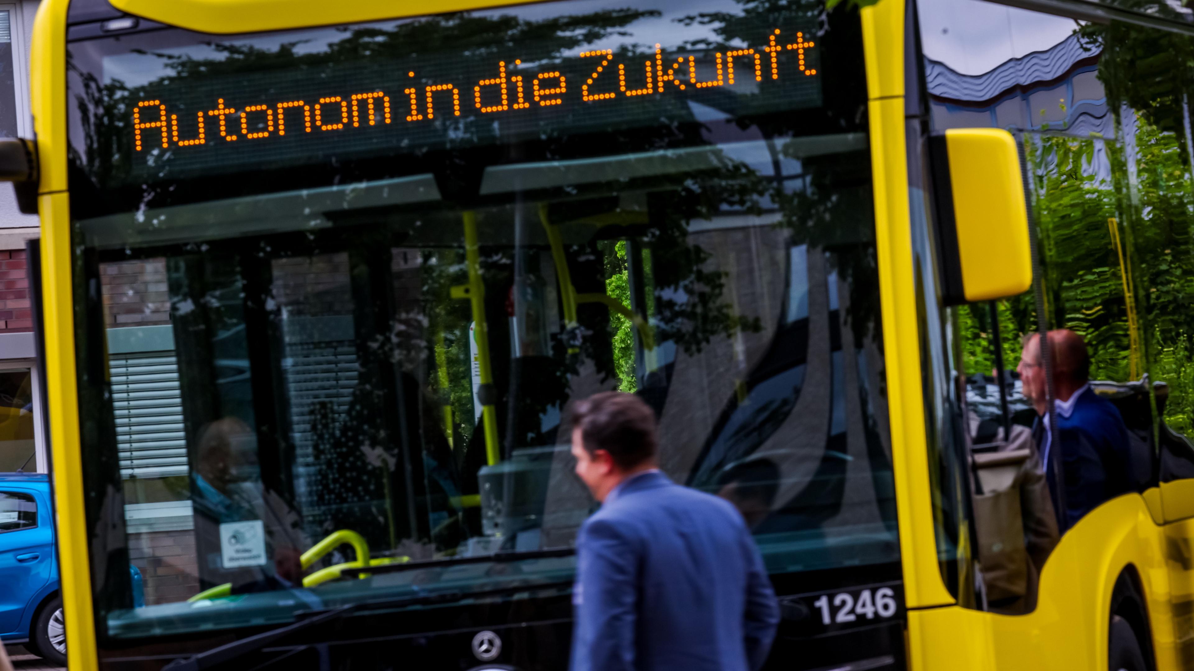 Auf der Zielanzeige eines Linienbusses des Nahverkehrsbetriebs im Landkreises Ludwigslust-Parchim wird der Schriftzug «Autonom in die Zukunft» angezeigt. Mit einem Auftaktworkshop wird das «Kompetenzzentrum autonomes Fahren im ländlichen Raum» gestartet. Ziel ist der Einsatz von fahrerlosen Fahrzeugen als Rufbus für einen flexiblen öffentlichen Nahverkehr in ländlichen Gebieten. (zu dpa: «Fahrerlos durch die Stadt: Autonomes Fahren im ÖPNV