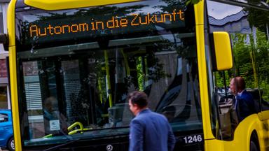Auf der Zielanzeige eines Linienbusses des Nahverkehrsbetriebs im Landkreises Ludwigslust-Parchim wird der Schriftzug «Autonom in die Zukunft» angezeigt. Mit einem Auftaktworkshop wird das «Kompetenzzentrum autonomes Fahren im ländlichen Raum» gestartet. Ziel ist der Einsatz von fahrerlosen Fahrzeugen als Rufbus für einen flexiblen öffentlichen Nahverkehr in ländlichen Gebieten. (zu dpa: «Fahrerlos durch die Stadt: Autonomes Fahren im ÖPNV