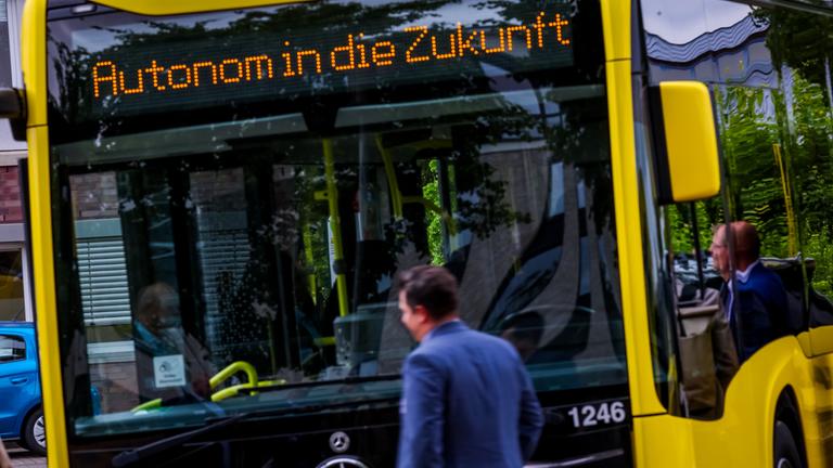 Auf der Zielanzeige eines Linienbusses des Nahverkehrsbetriebs im Landkreises Ludwigslust-Parchim wird der Schriftzug «Autonom in die Zukunft» angezeigt. Mit einem Auftaktworkshop wird das «Kompetenzzentrum autonomes Fahren im ländlichen Raum» gestartet. Ziel ist der Einsatz von fahrerlosen Fahrzeugen als Rufbus für einen flexiblen öffentlichen Nahverkehr in ländlichen Gebieten. (zu dpa: «Fahrerlos durch die Stadt: Autonomes Fahren im ÖPNV