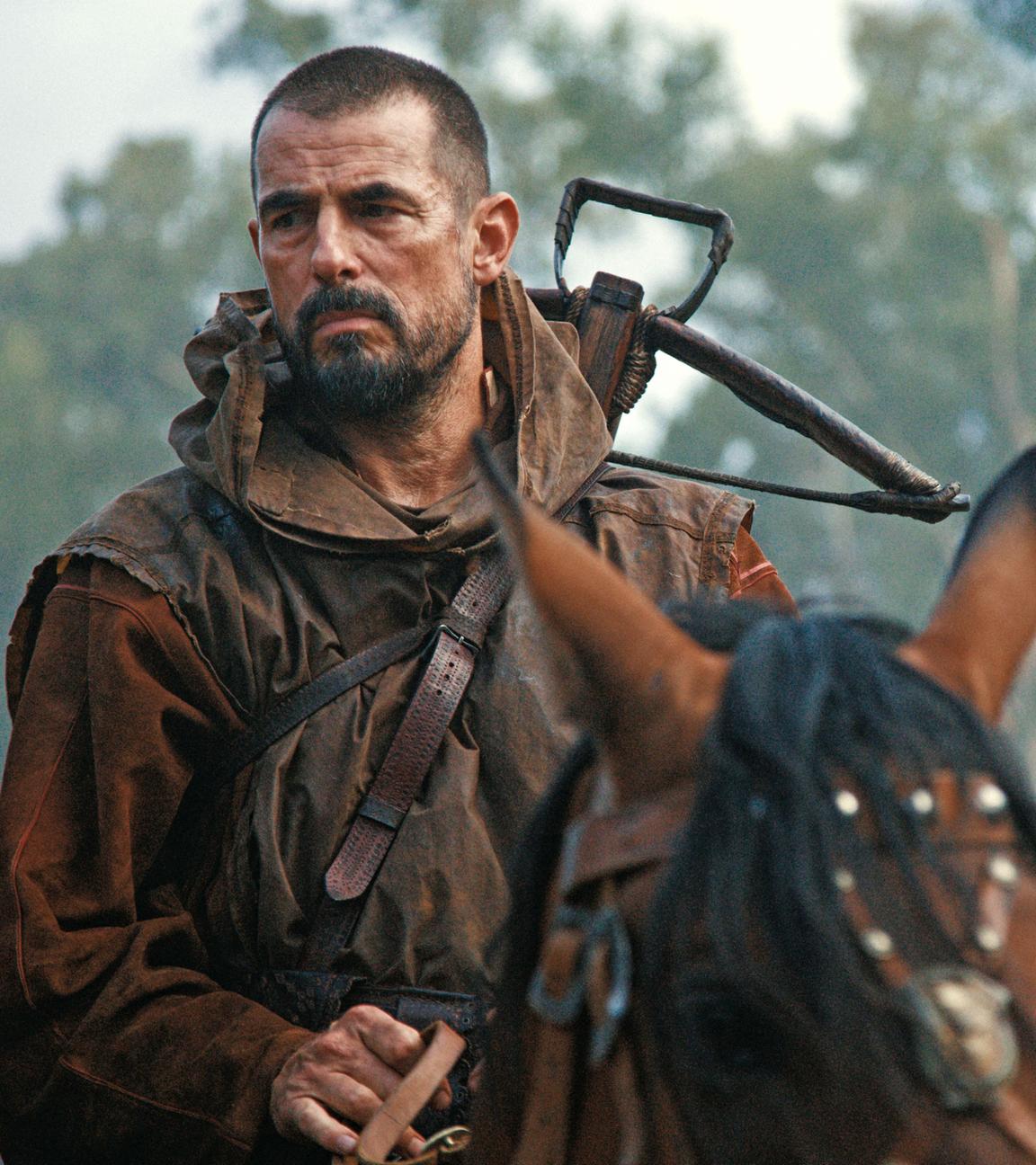 HANDOUT - 12.06.2025, ---: Claes Bang als Wilhelm Tell in einer Szene des Films "Wilhelm Tell" (undatierte Filmszene). Der Film kommt am 19.06.2025 in die deutschen Kinos. (zu dpa: ««Wilhelm Tell»: Blutige Kämpfe vor malerischer Bergkulisse»)