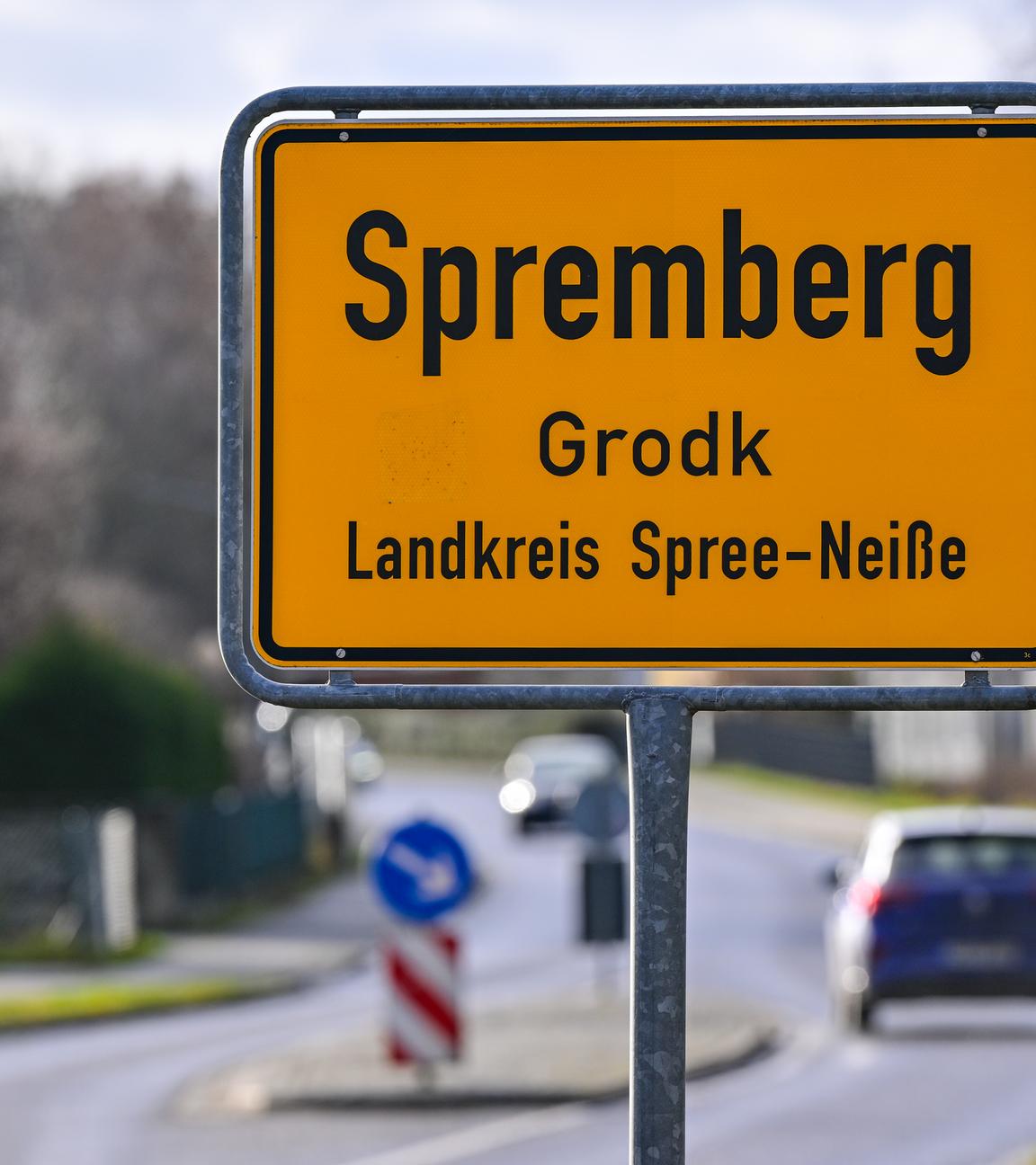 Das Ortseingangsschild der Stadt im Landkreis Spree-Neiße. An der Berufsorientierenden Oberschule Spremberg ist eine Lehrerin von einem Schüler verletzt worden. 