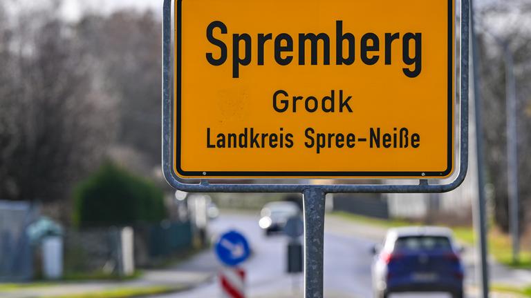 Das Ortseingangsschild der Stadt im Landkreis Spree-Neiße. An der Berufsorientierenden Oberschule Spremberg ist eine Lehrerin von einem Schüler verletzt worden. 
