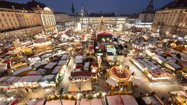 Sachsen, Dresden: Hell erleuchtet sind die Verkaufsstände auf dem 591. Dresdner Striezelmarkt zur Eröffnung (Aufnahme mit Langzeitbelichtung). Der Weihnachtsmarkt auf dem Dresdner Altmarkt ist bis zum 24. Dezember geöffnet.