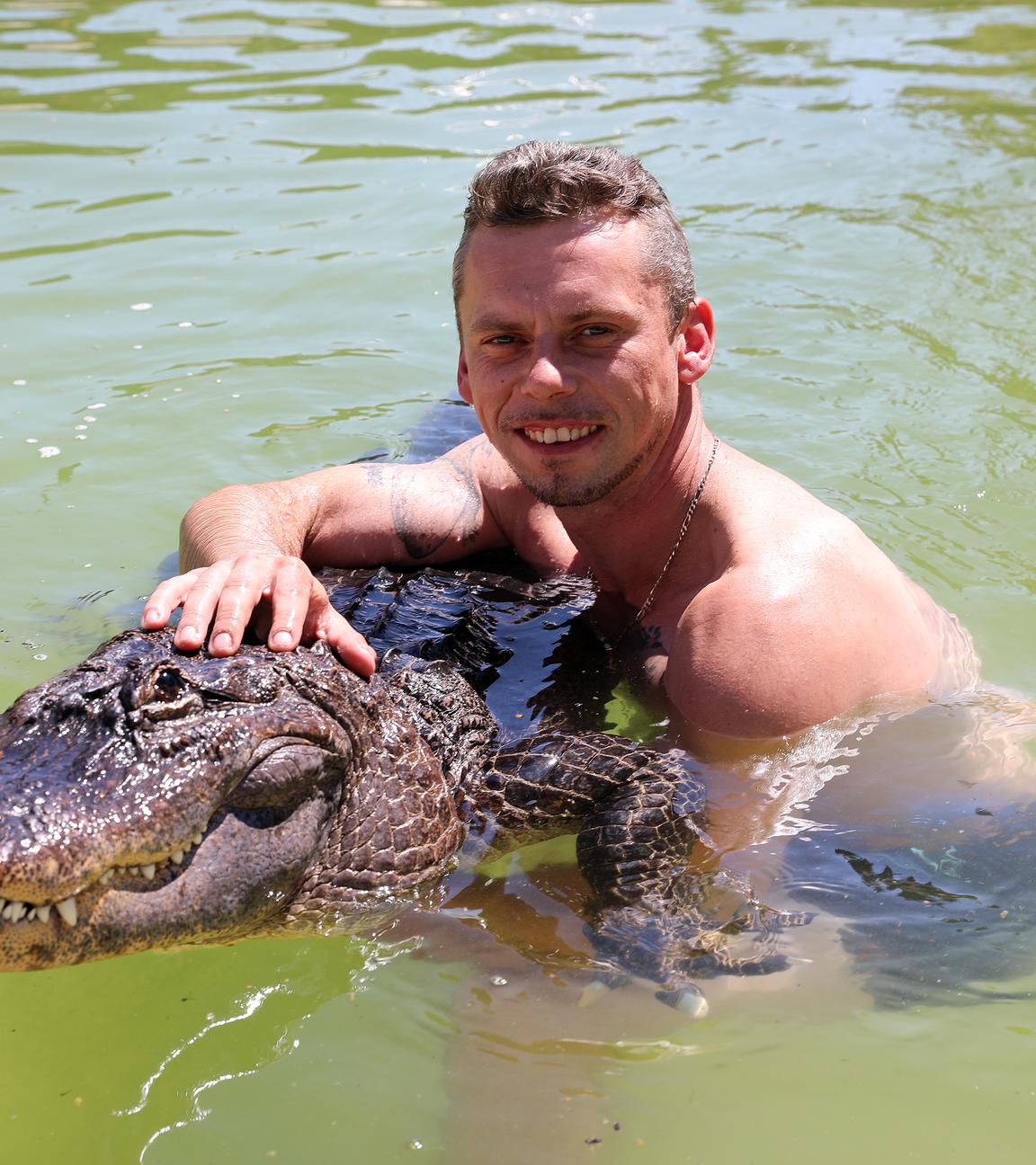 Alligator Frau Meyer mit Besitzer