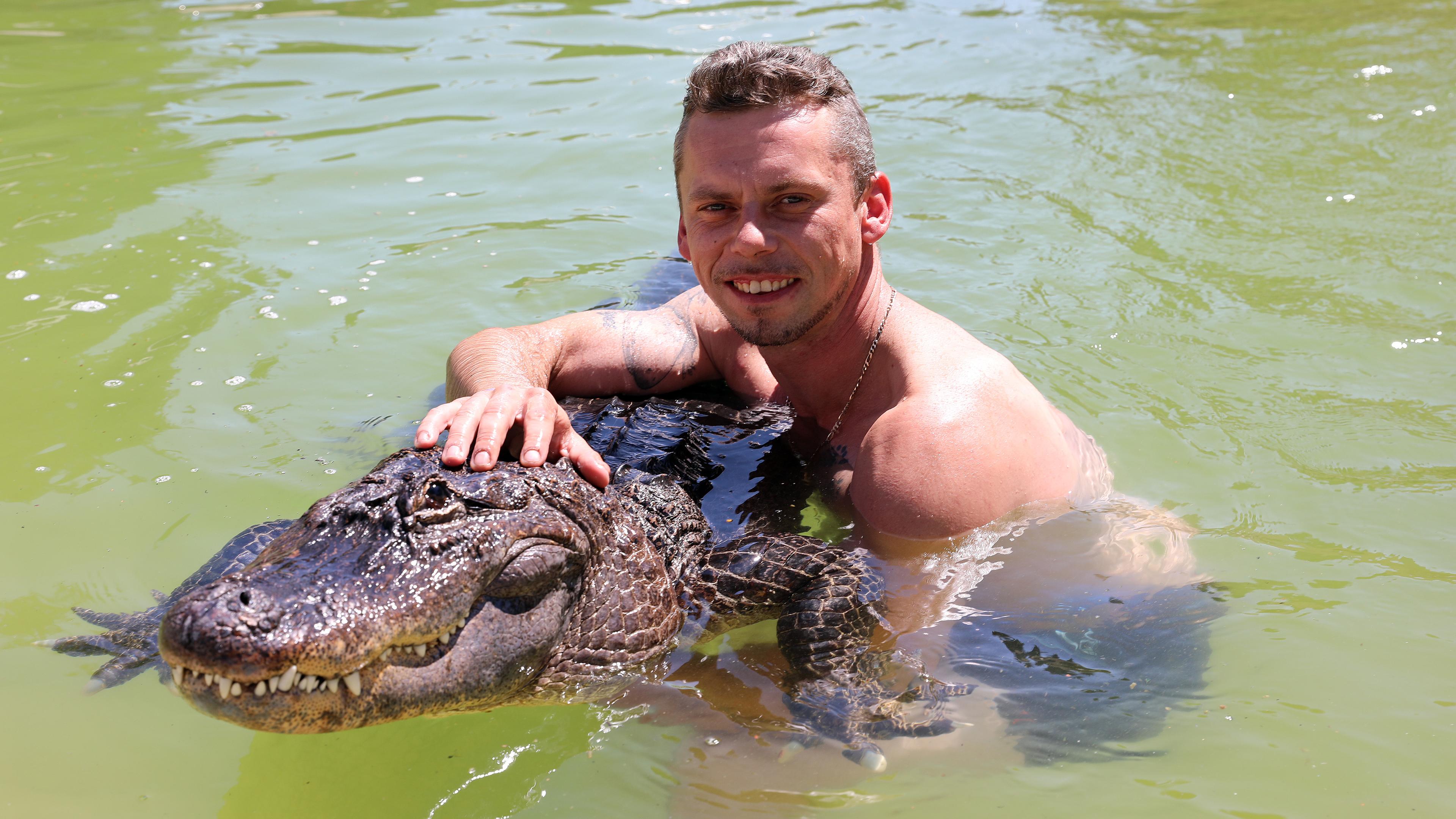 Alligator Frau Meyer mit Besitzer
