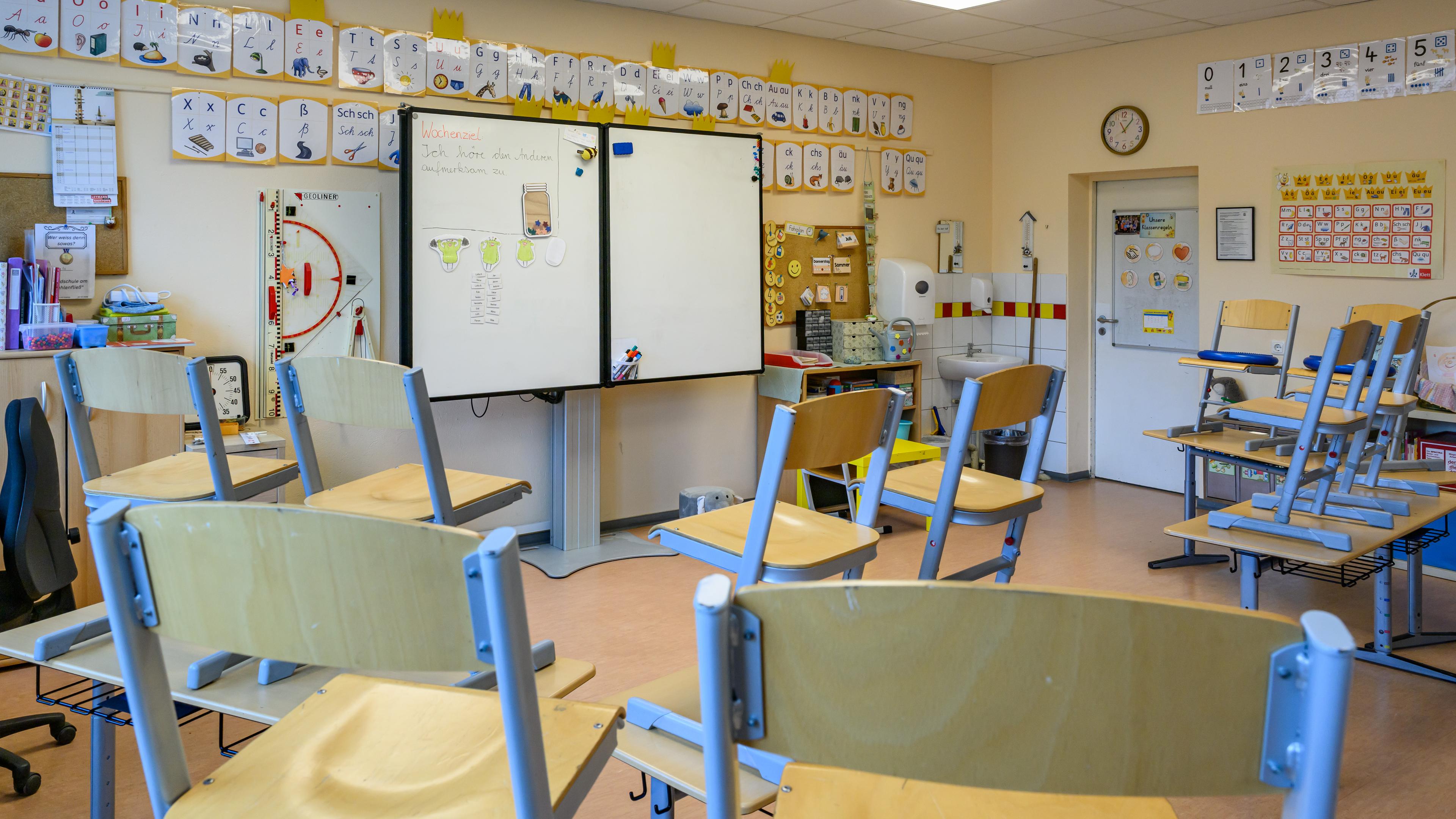 14.07.2025, Brandenburg, Frankfurt (Oder): In einem Klassenraum einer Grundschule sind alle Stühle hochgestellt. (zu dpa: «In den Ferien daheim - Was können Kinder unternehmen?»)