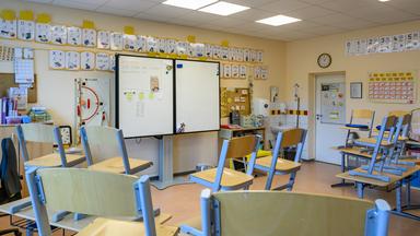 14.07.2025, Brandenburg, Frankfurt (Oder): In einem Klassenraum einer Grundschule sind alle Stühle hochgestellt. (zu dpa: «In den Ferien daheim - Was können Kinder unternehmen?»)