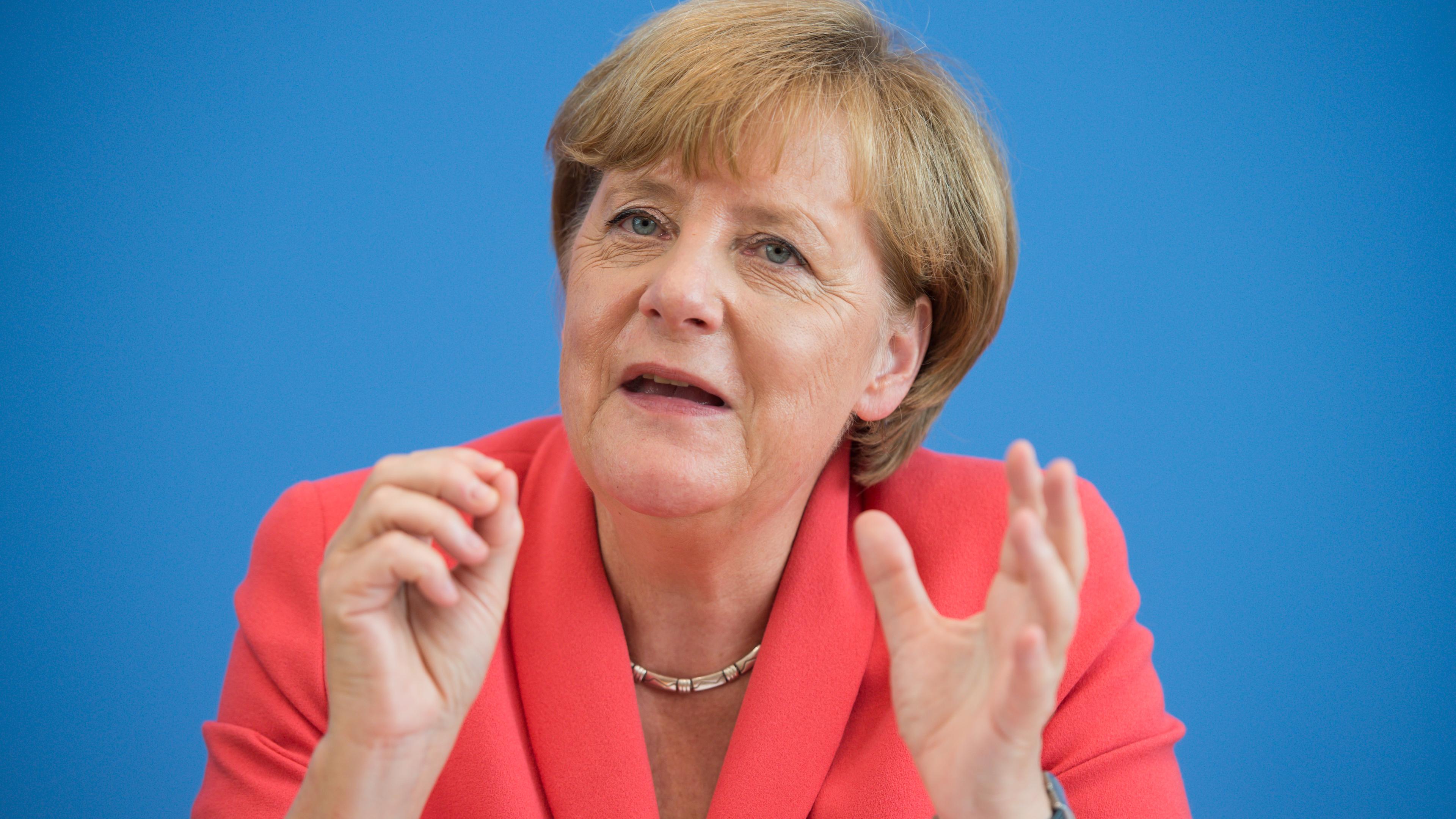 ARCHIV - 31.08.2015, Berlin: Bundeskanzlerin Angela Merkel (CDU) äußert sich am 31. August in der traditionellen Sommer-Pressekonferenz in Berlin. Bei dieser Gelegenheit sagt sie ihr berühmtes «Wir schaffen das».